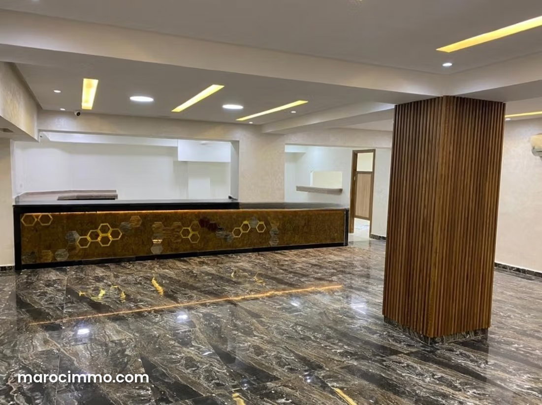 محل تجاري بارز للكراء بحي المستشفيات في الدار البيضاء — الدار البيضاء