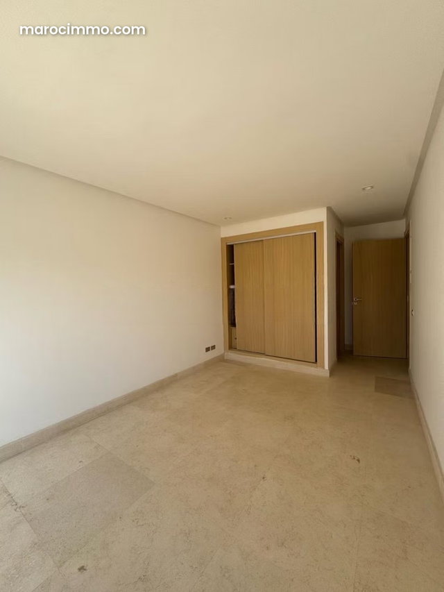 À LOUER – Bel appartement avec grande terrasse à Oasis — 4
