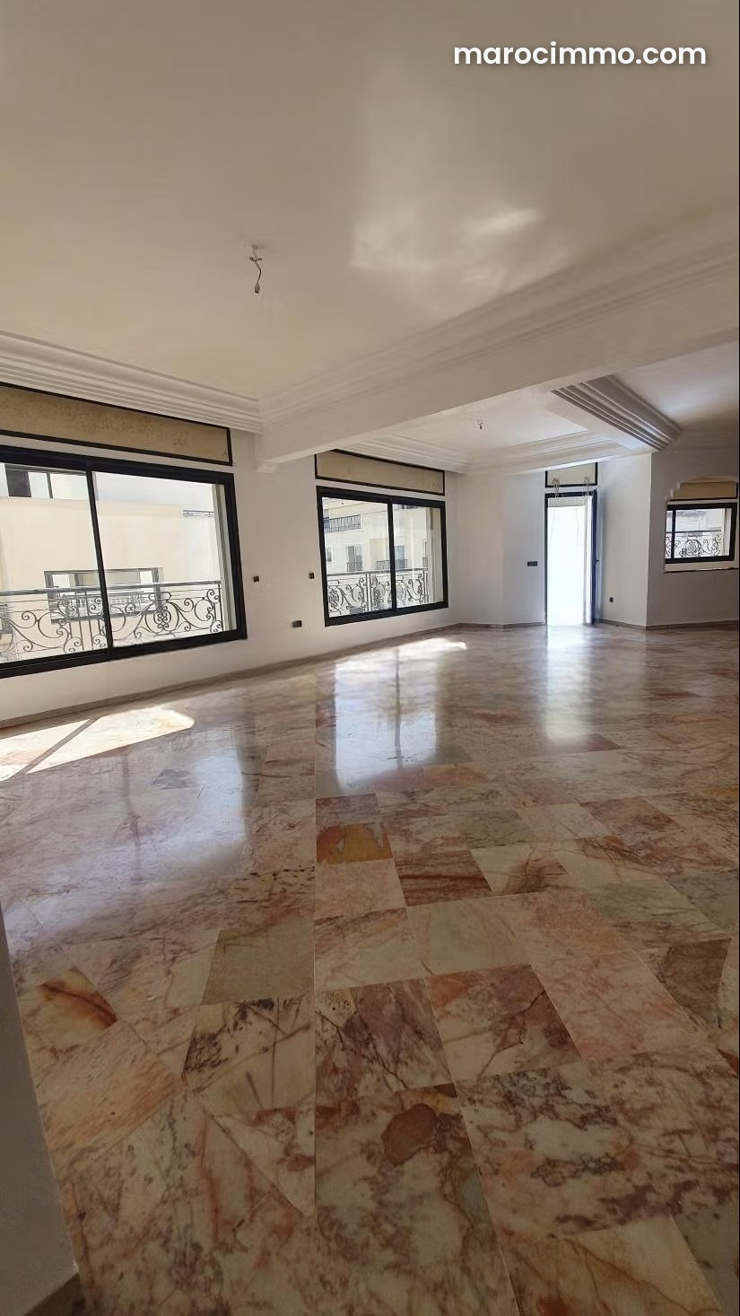 Spacious 320 sqm apartment for rent in Racine, Casablanca — Casablanca