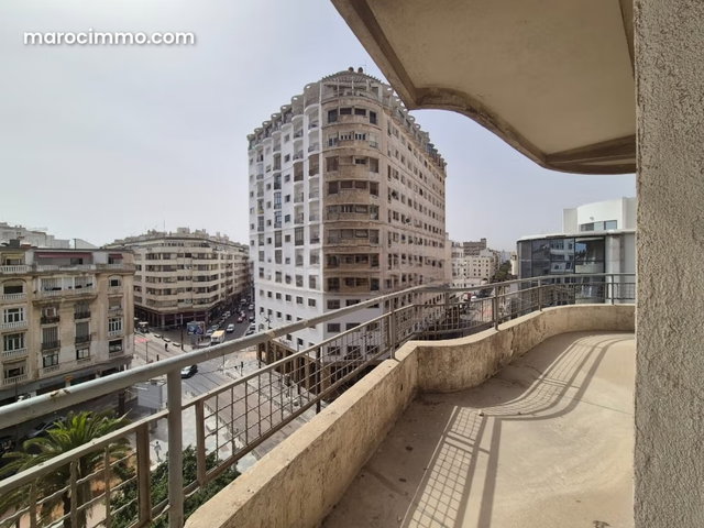 Unique Office Building Package with 250m² Apartment — 2