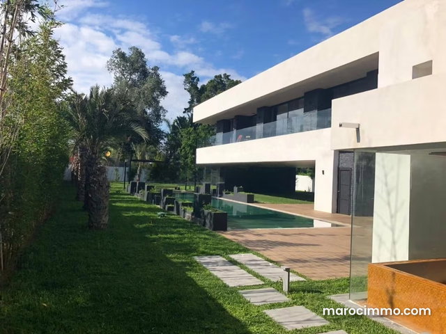 Luxurious 5-Bedroom Villa with Pool — 2
