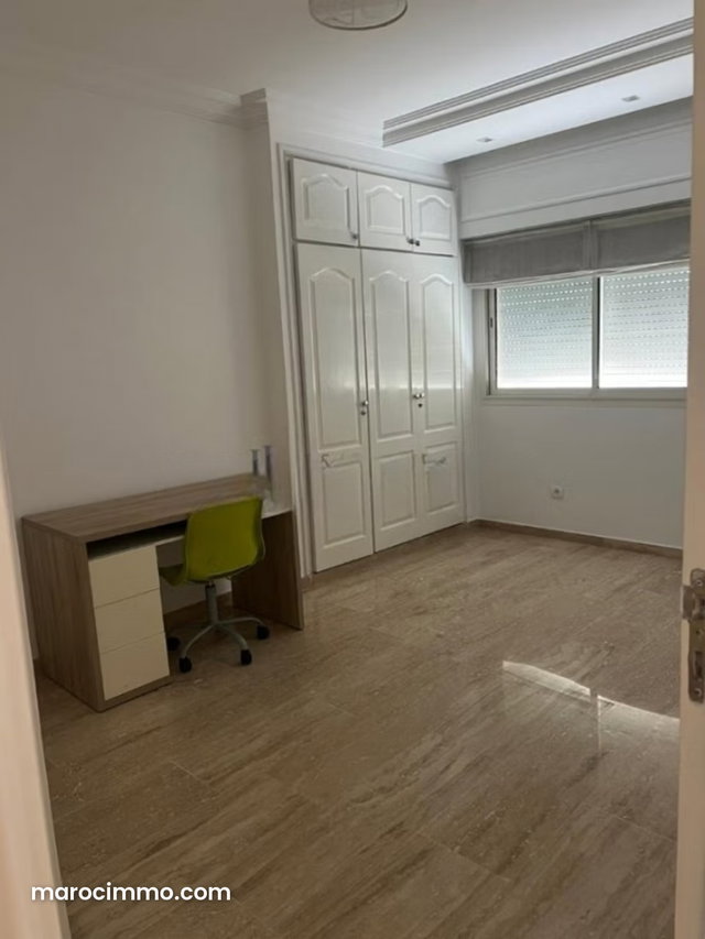 Appartement vide t4 de 200 m² — 2
