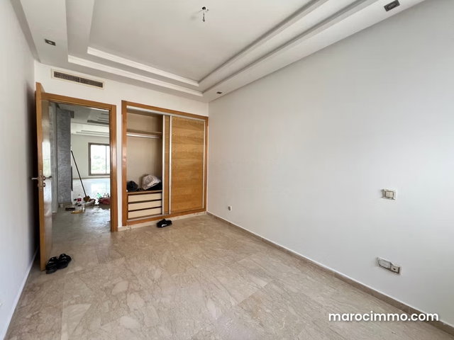 Apartment for rent in Beauséjour. 2 comfortable bedrooms. Elevator and parking spaces — 5