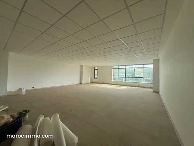 Bureaux en location à Sidi Maarouf. Surface de 100 m². Service de concierge et climatisation — 2