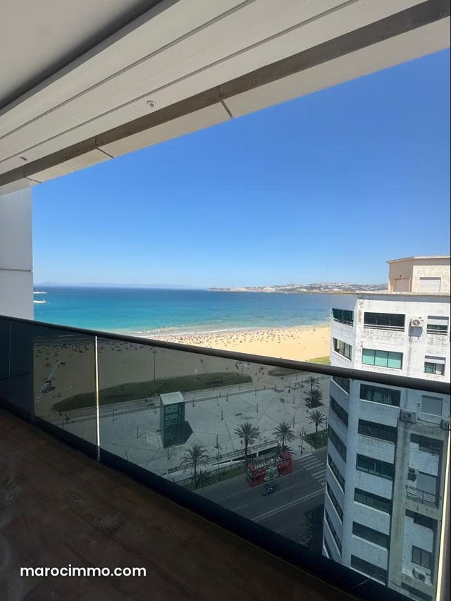 Louez cet appartement à De La Plage. 4 pièces. Ascenseur et garage — Tanger