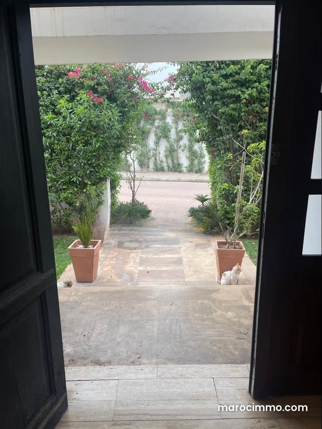 Très Belle villa à vendre à Bouskoura ville. 4 chambres. Tres grand Jardin — 3