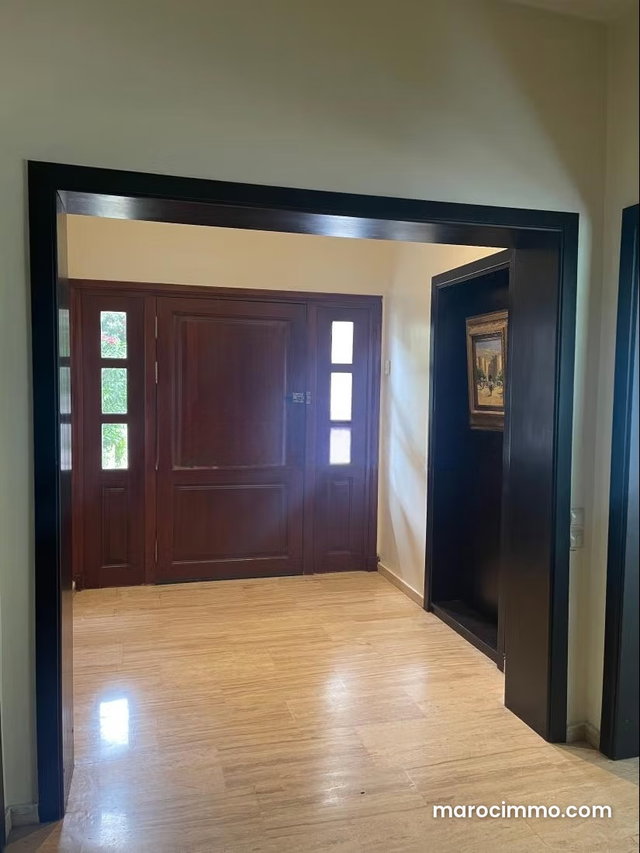 Très Belle villa à vendre à Bouskoura ville. 4 chambres. Tres grand Jardin — 2