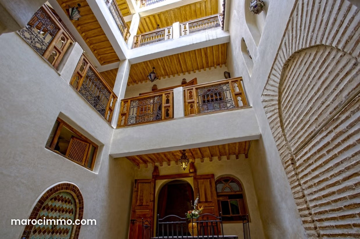 رياض مفروش مع سطح واسع للبيع بحي أسويل مراكش — مراكش