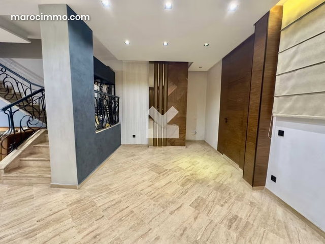 Local commercial à Louer de 210.0 m² à Casablanca, Hopitaux — 4