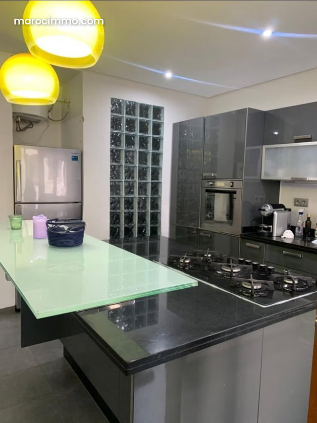 Manifique studio rénové au quartier 2 Mars à la vente — 2
