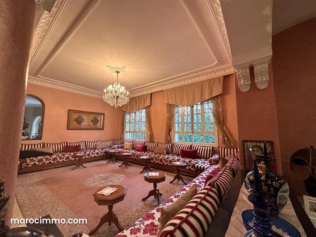 714 sqm Villa to Renovate, Mandarona, Casablanca, South-Facing — Casablanca
