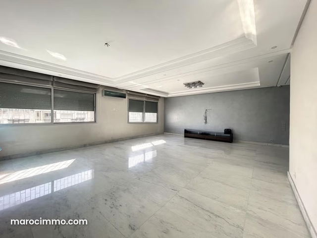 Bel appartement en location à Gauthier. 4 grandes pièces. Fenêtres avec double vitrage et porte blindée — Casablanca
