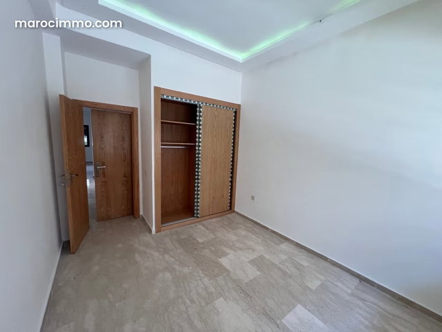 Superbe appartement à vendre à Harhoura. 3 grandes pièces. Salon traditionnel et porte blindée — 4