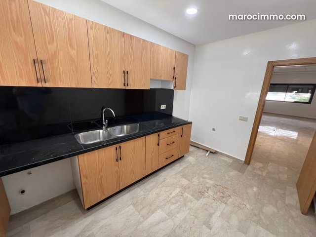 Superbe appartement à vendre à Harhoura. 3 grandes pièces. Salon traditionnel et porte blindée — 2