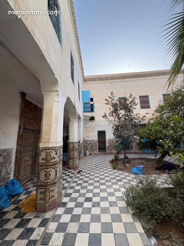 Somptueux riad à vendre 2mn de La Madrassa . Superficie 460 m² — 3
