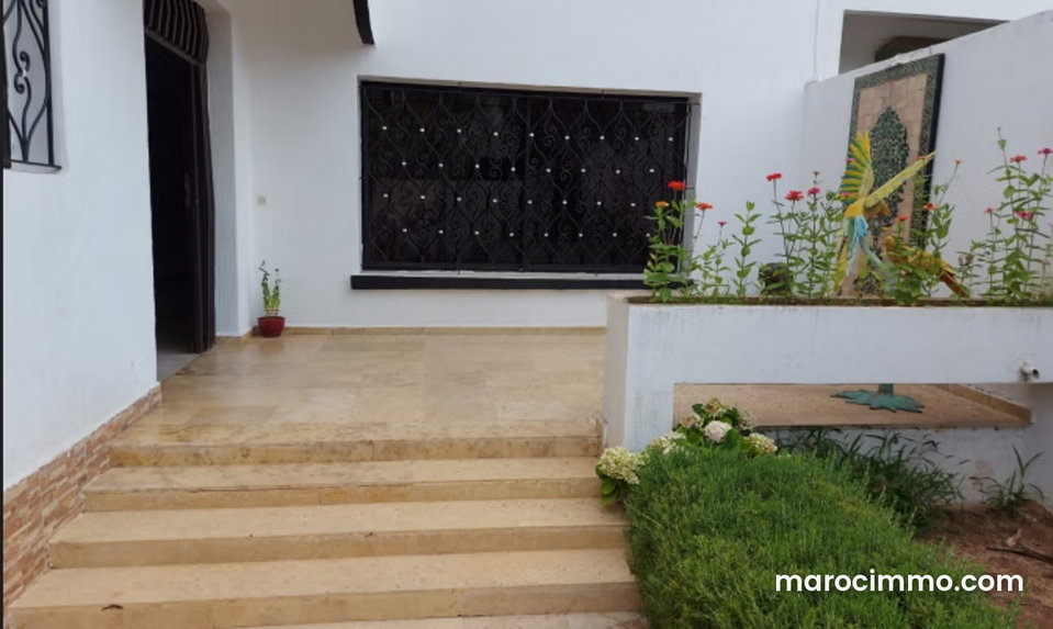 Sunny 400 m² Villa for Sale in Mabella