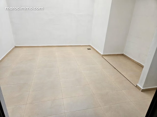 A louer Appt neuf non meublé — 3