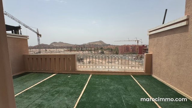 Duplex de haut standing avec trois chambres deux grand terrasses — 3