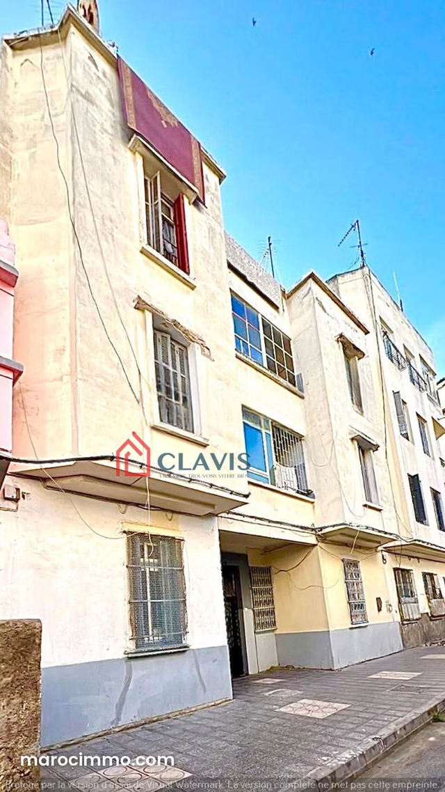 Immeuble bâti sur 3 étages derrière Place de Verdun — Casablanca