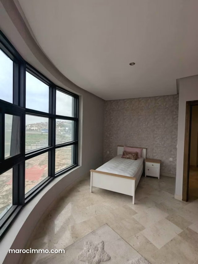 Apartment 99m 3 bedrooms next to TGV train station — 4