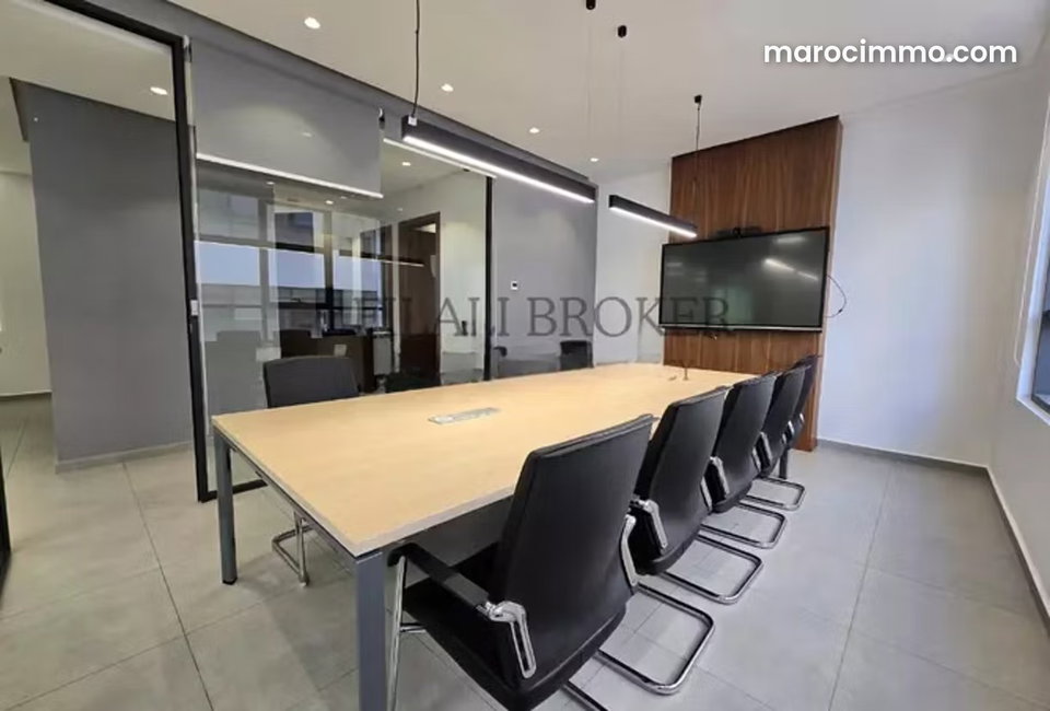 Beaux bureaux à louer à Sidi Maarouf. Surface de 148 m². Porte blindée et résidence sécurisée