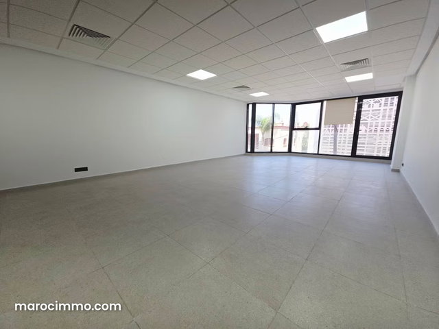 Bureaux en location à Oasis. Surface totale 76 m². Avec ascenseur et terrasse — 4