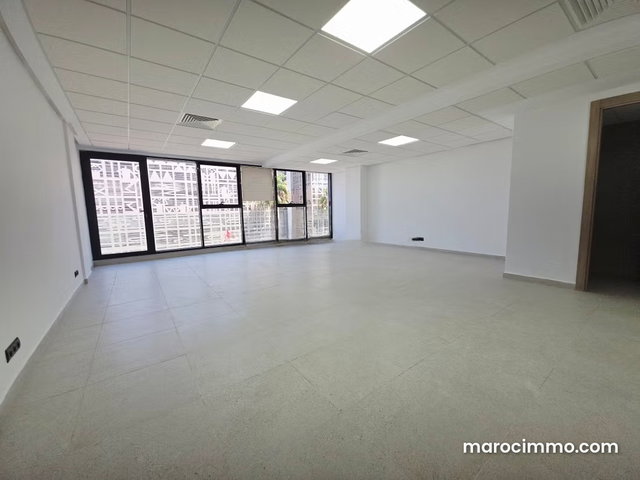 Bureaux en location à Oasis. Surface totale 76 m². Avec ascenseur et terrasse — 2
