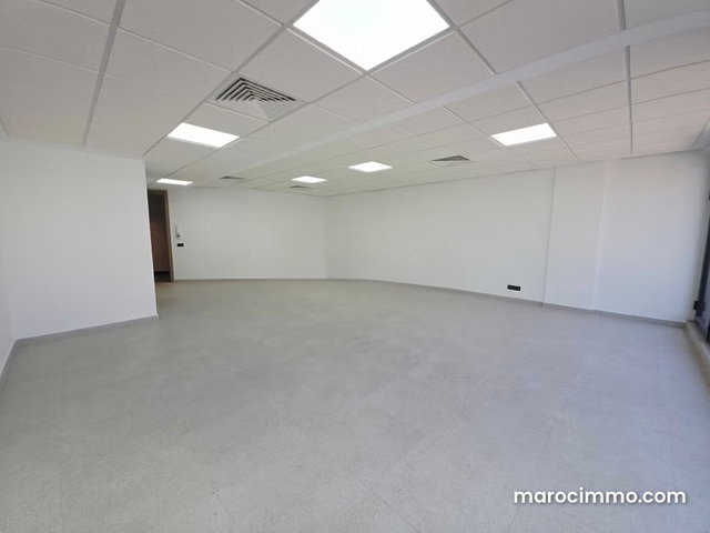 Bureaux en location à Oasis. Surface totale 76 m². Avec ascenseur et terrasse — 5
