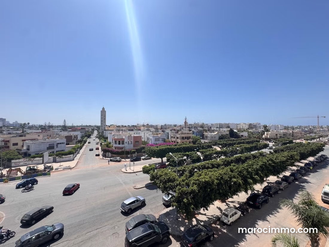 شقة فسيحة مع شرفة مشمسة للبيع بحي راسين بالدار البيضاء — الدار البيضاء
