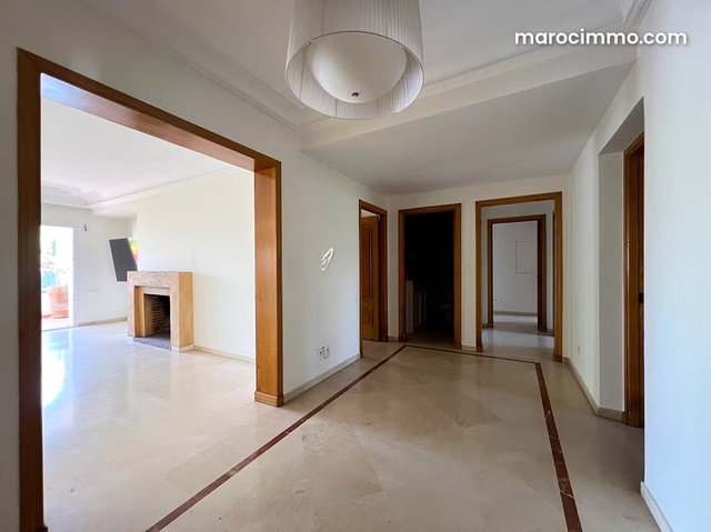 Louez cet appartement à CIL. Superficie 220 m² 4 chambres — 2