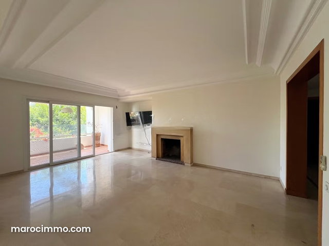 Louez cet appartement à CIL. Superficie 220 m² 4 chambres — 5