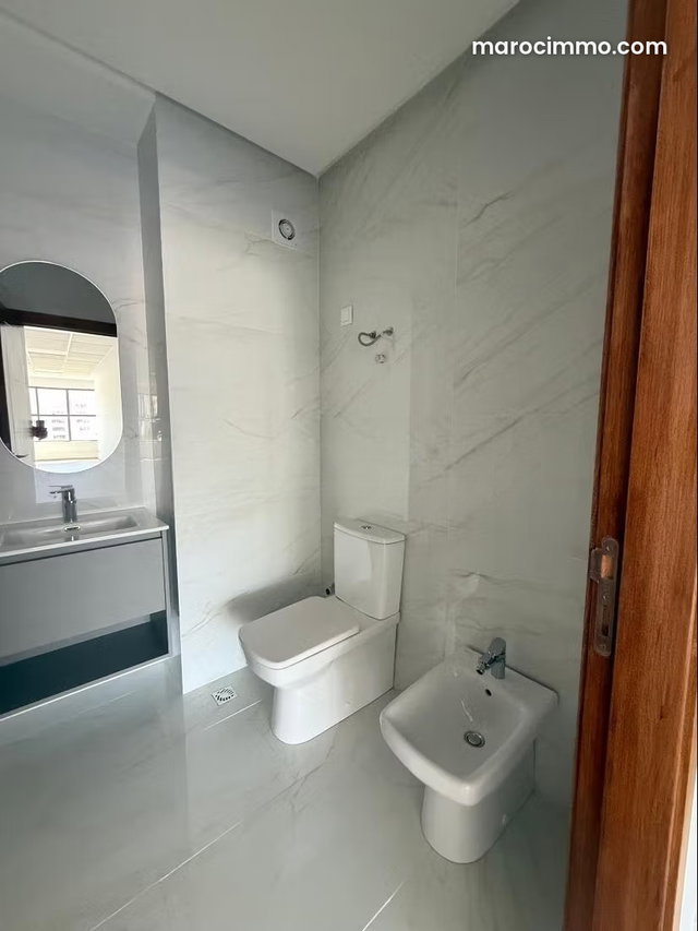Bureaux en location à Mozart. Superficie 122 m². Double vitrage et porte blindée — 4