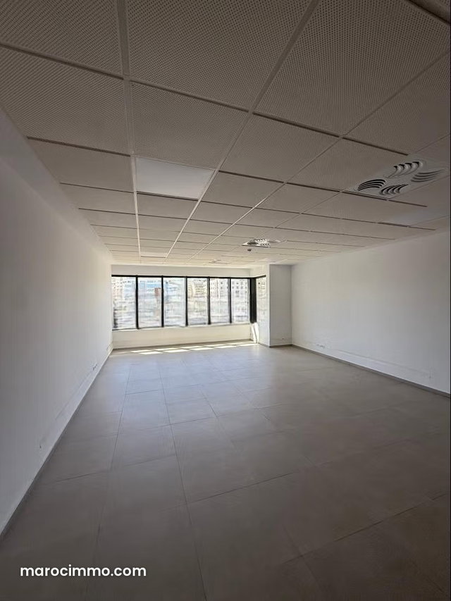 Bureaux en location à Mozart. Superficie 122 m². Double vitrage et porte blindée — 2