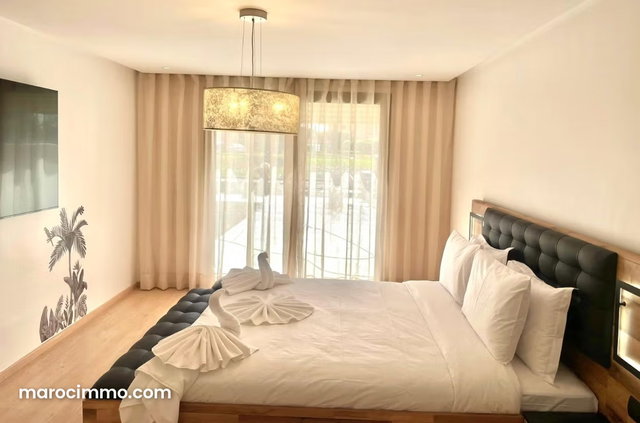 Appt 3 chambre, piscine chauffée privée, front de lac Meublé — 4