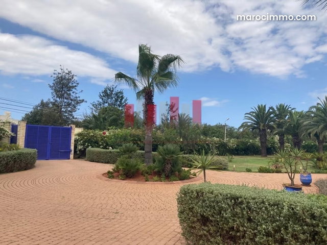 Somptueuse villa à vendre à Bouskoura. 6 belles chambres. Places de stationnement et jardin — 4