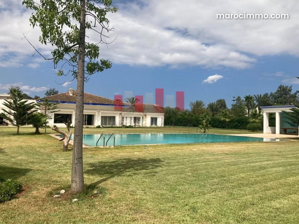 Somptueuse villa à vendre à Bouskoura. 6 belles chambres. Places de stationnement et jardin