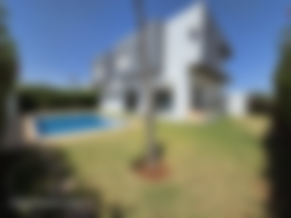Villa neuve 530 m², piscine et jardin à Bouskoura centre