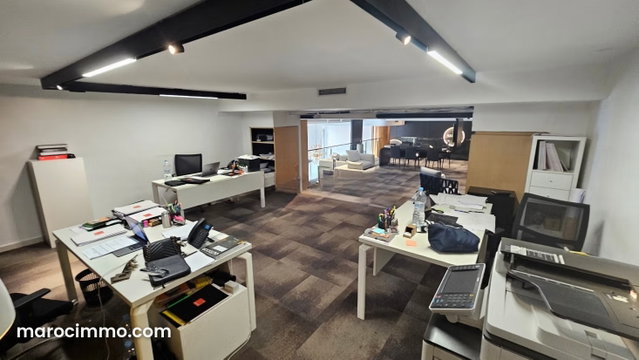 Superbe local commercial 226 m2 Les princesses — 2