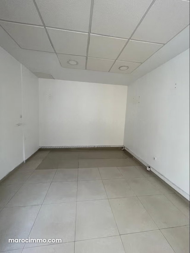 Offices for Rent in Bourgogne Ouest. 73 m² Space. Secure Residence with Keyed Door — 5