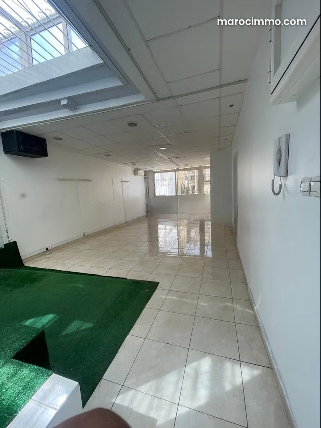 Offices for Rent in Bourgogne Ouest. 73 m² Space. Secure Residence with Keyed Door — 2