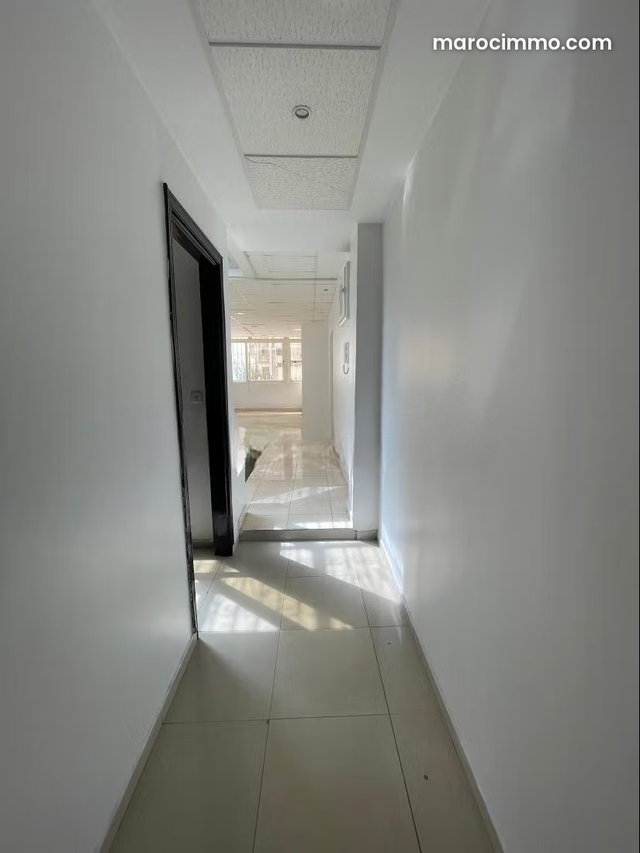 Offices for Rent in Bourgogne Ouest. 73 m² Space. Secure Residence with Keyed Door — 3