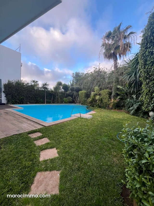 Maison de haut standing à vendre à Ain Diab. 4 chambres. Porte blindée et système de double vitrage — Casablanca