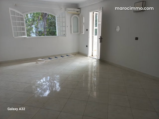 Villa de haut standing à louer à val d anfa. 5 chambres. Tout confort avec cheminée et climatisation — 4