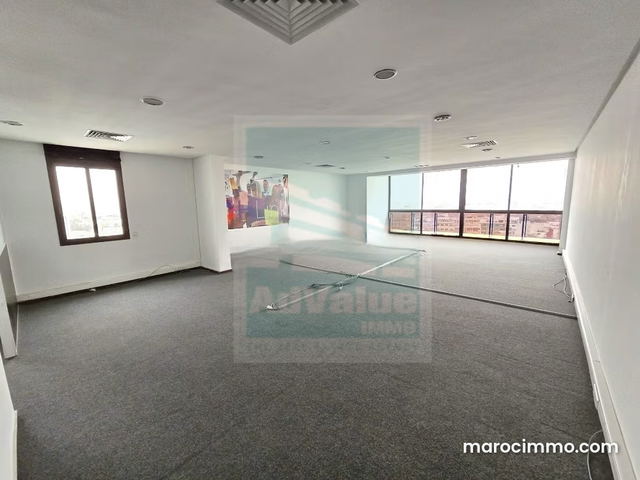 DL. 637: Plateau de 134 m² au Bd Abdelmoumen — Casablanca