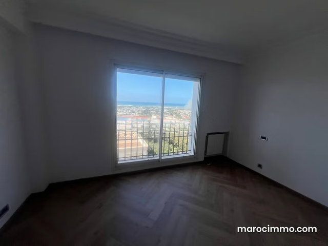 Location d'un appartement à Ain Diab. Surface totale 250 m². Climatisation et piscine — 5