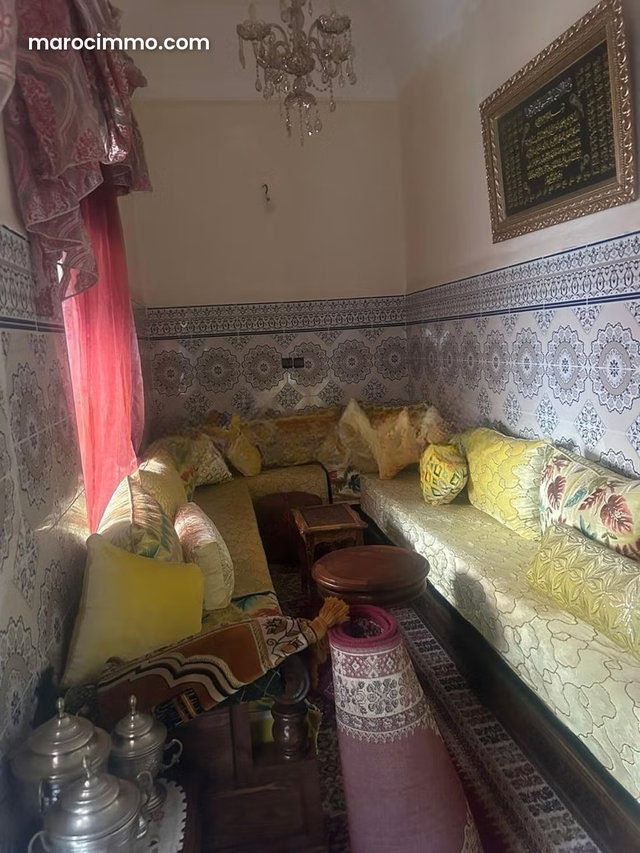 Très belle maison en vente à derb dabachi. 8 pièces. Salon traditionnel et système d'antenne parabolique — 3