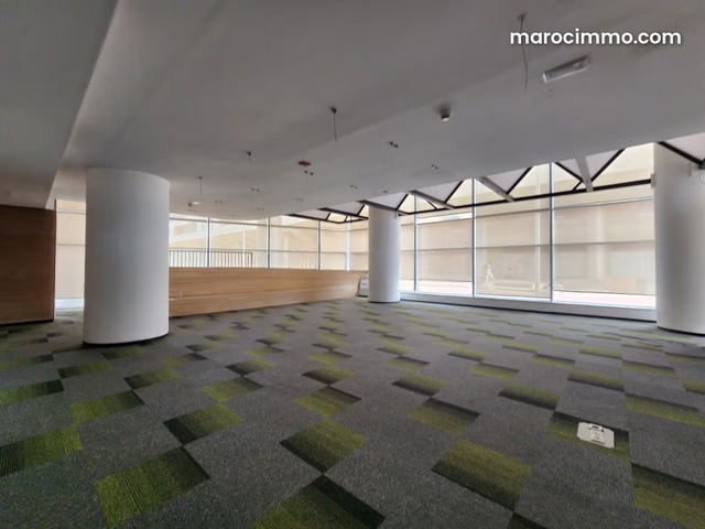 Local commercial 299 m² 336 sous pente, Marina — Casablanca