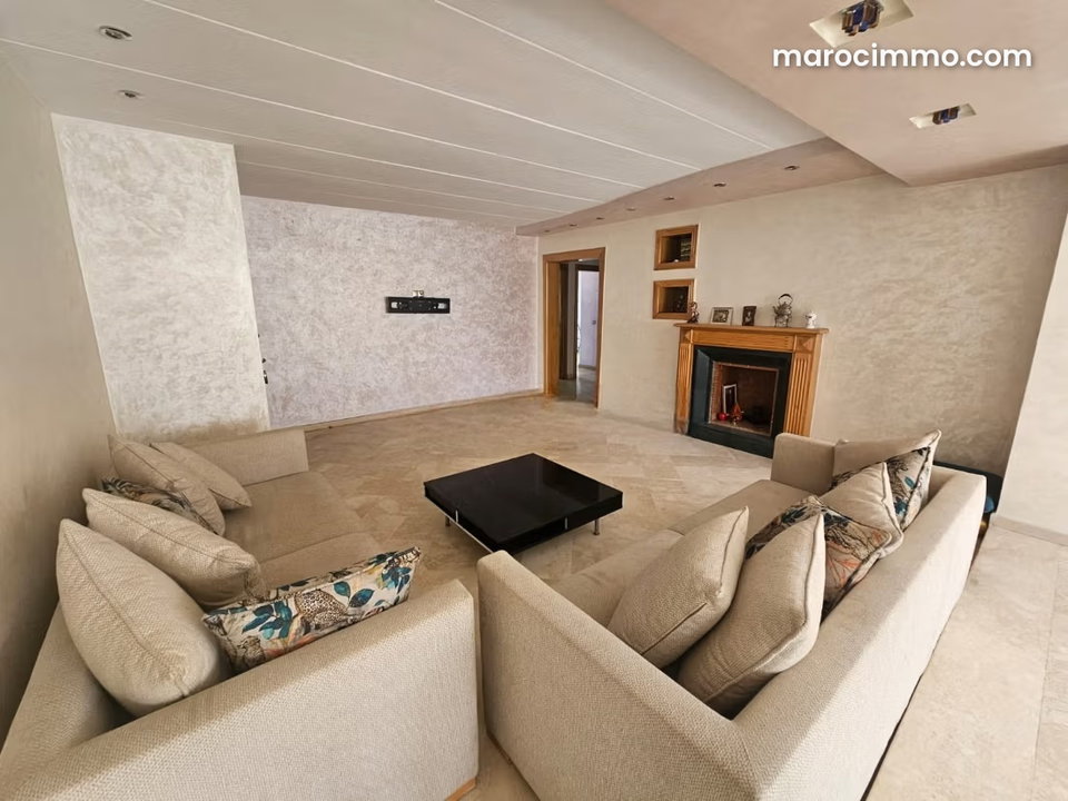 Appartement à vendre à Val Fleury. Surface totale 163 m². Cheminée