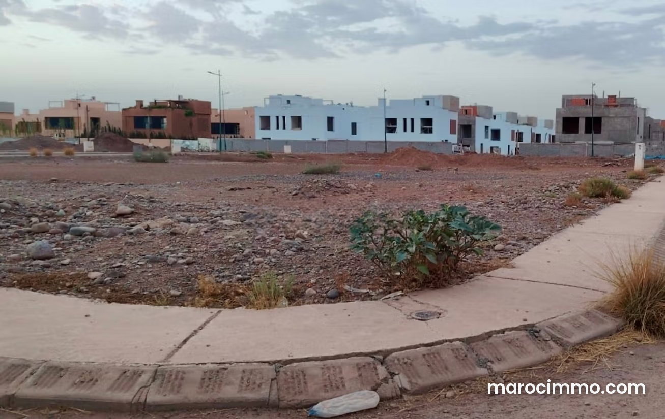 أرض محفظة لبناء فيلا بطريق تحناوت في مراكش — مراكش