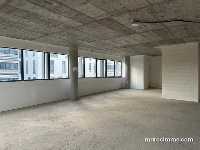 Plateau de bureau à louer à CFC — 2